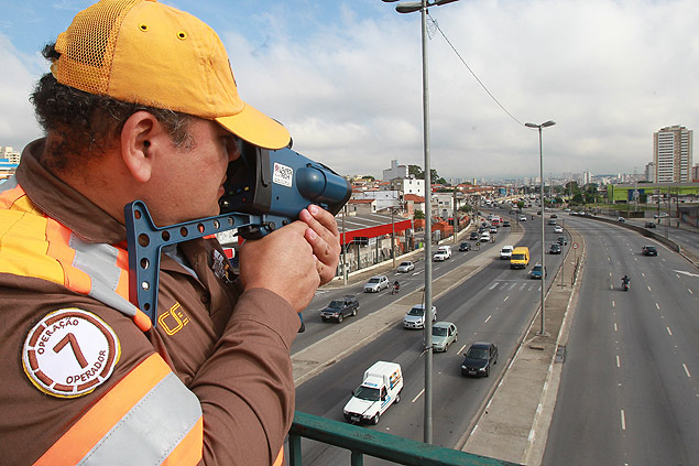 Agente de trfego opera radar-pistola na avenida Salim Farah Maluf, na zona leste de So Paulo, no ano passado