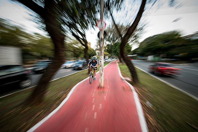 Ciclista desvia de poste de luz no meio da ciclovia de 2,7 km inaugurada nesta sexta (22) na zona oeste de So Paulo