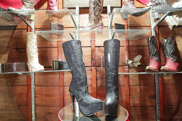 A bota de couro de arraia e 300 pedras de diamante,  venda por R$ 100 mil na Festa do Peo de Boiadeiro de Barretos