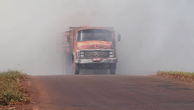 Caminho atravessa trecho de rodovia com fumaa de incndio registrado na tarde deste domingo (24), em Barretos