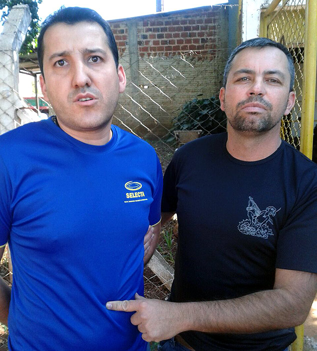 Marcelo Frank Siqueira (de preto) prende Claudionor Lima, aps este criticar ao policial no Facebook