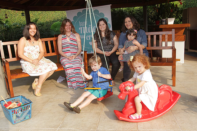 Mulheres que integram o grupo 'Mes que Criam', de Ribeiro Preto, com os filhos