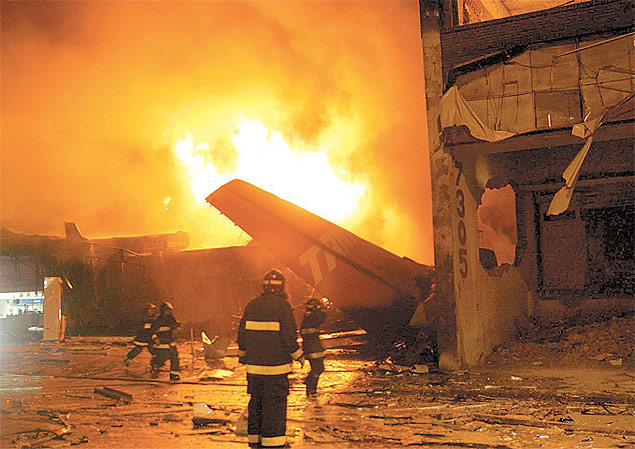 Bombeiros tentam apagar fogo causado por acidente com avio da TAM em Congonhas, em 2007