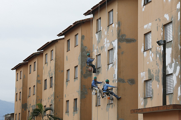 Operrios trabalham na fachada do condomnio em Praia Grande, interditado por falta de segurana; 