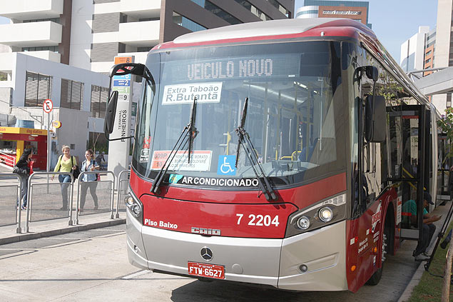 Novo ônibus equipado com ar-condicionado que começou a circular por São Paulo