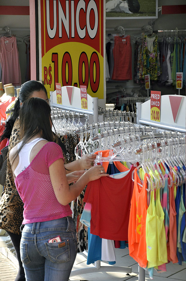 Consumidoras observam roupas em loja que vende qualquer pea por R$ 10 em Ribeiro Preto