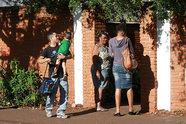 Pais buscam crianas em creche no Parque Ribeiro; unidades esto com repasses atrasados
