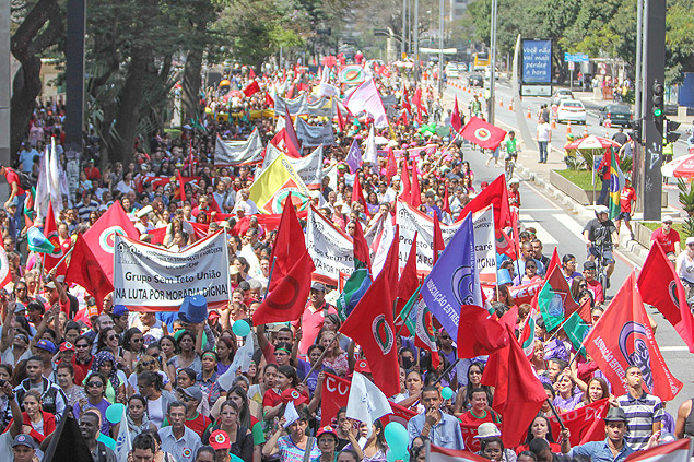 Manifestao Grito dos Excludos interditou a avenida Paulista, na manh deste domingo (7)