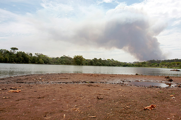 Lagoa para captao de gua em Morro Agudo, no centro, registrou queda no nvel devido a seca
