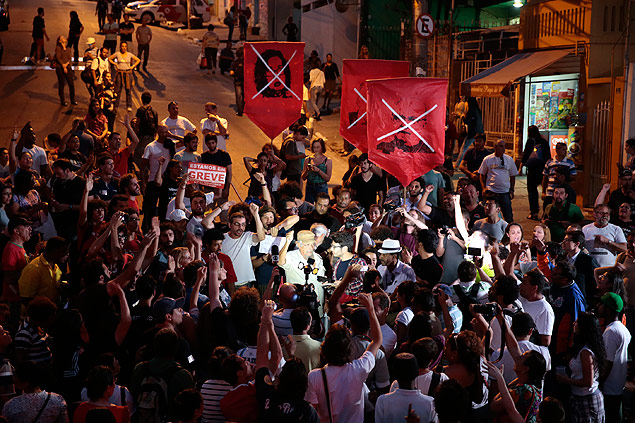 Funcionrios, professores e alunos das universidades estaduais paulistas fazem passeata na rua Itapeva, em So Paulo