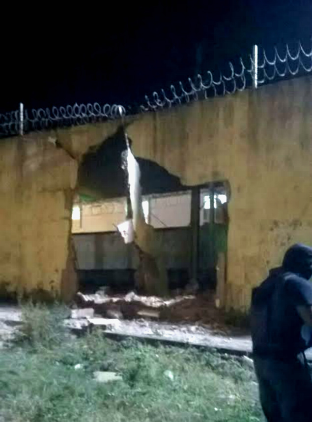 Caminho caamba derruba muro de Complexo Penitencirio de Pedrinhas para fuga de presos no MA 