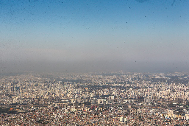 Vista area da cidade de So Paulo no dia de intenso calor e baixa umidade