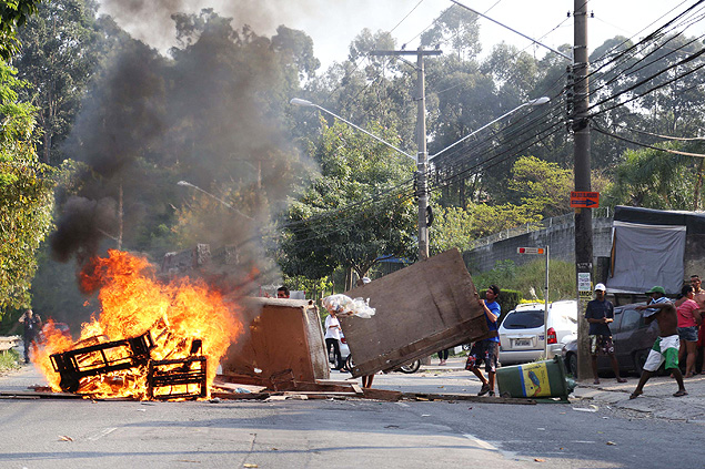Moradores interditam a avenida Escola Politcnica em protesto aps incndio atingir e destruir uma favela em SP
