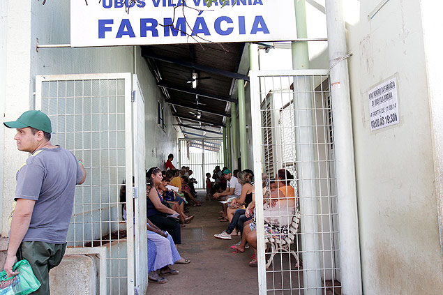 Usurios da rede de sade esperam na fila para obter remdios na UBDS da Vila Virgnia
