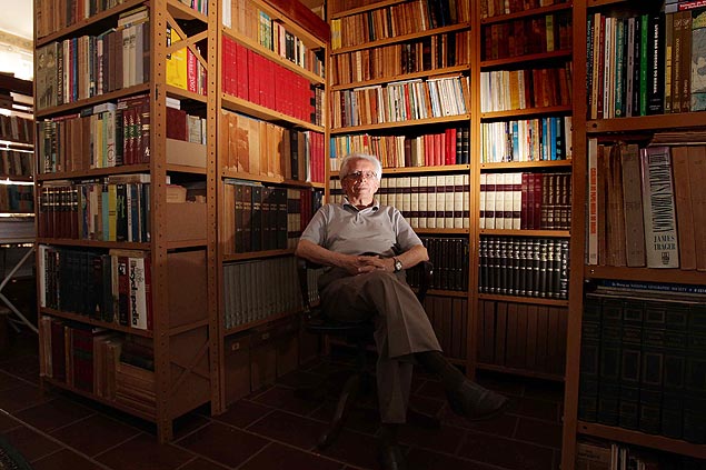 O professor Jorge de Azevedo Pires, 84, na sua biblioteca, que tem acervo de 6.000 livros