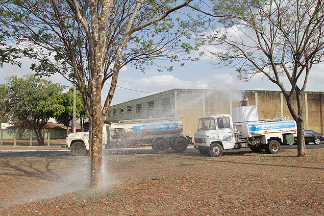 Caminhão-pipa da Prefeitura de Bebedouro faz irrigação, com água reaproveitada, de um canteiro da av. Allan Kardec