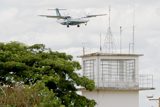 Avio da Azul durante chegada ao aeroporto Bartholomeu de Gusmo em 2013, em Araraquara