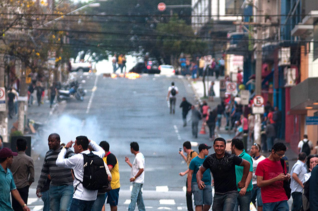 Confronto entre ambulantes e policia na rua 12 de outubro, na Lapa, zona oeste de So Paulo
