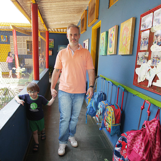 Daniel Franc, 39, e o filho Joo, 4, em escola particular de Ribeiro Preto