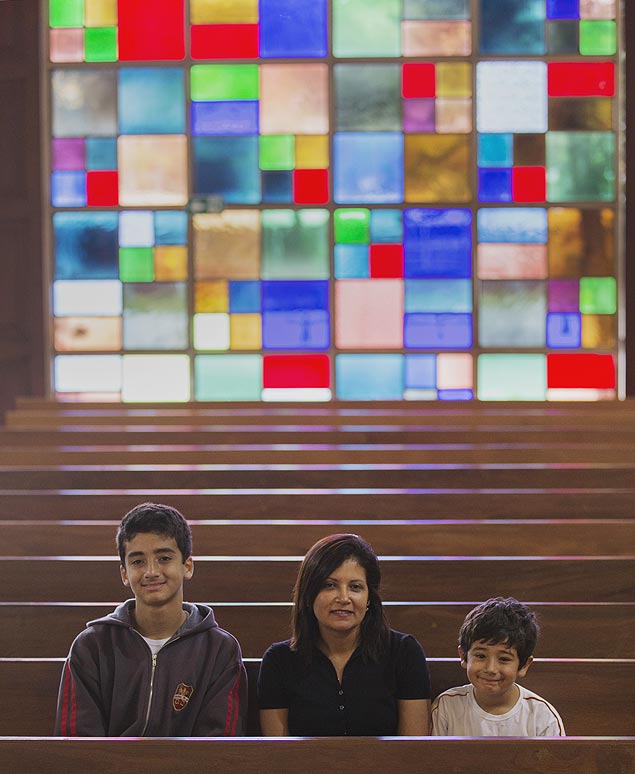 Clia Amancio, 42, com os filhos Pedro Henrique, 13, e Joo Vitor, 8, no Pio XII 