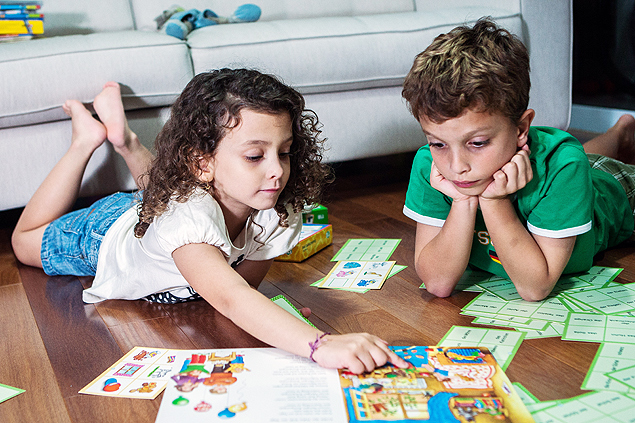 Manuela, 5, e Eduardo, 7, estudam em uma escola bilngue alem e so estimulados com jogos no idioma