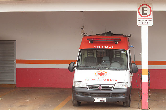 ARARAQUARA, SP, BRASIL, 19-09-2014: Ambulncia do SAMU parada na garagem por falta de medico