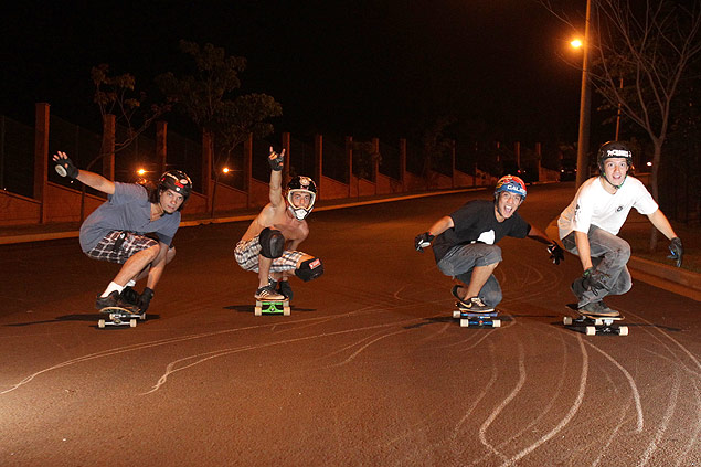 Praticantes do 'longboard', uma das variaes do skate, durante descida em Ribeiro