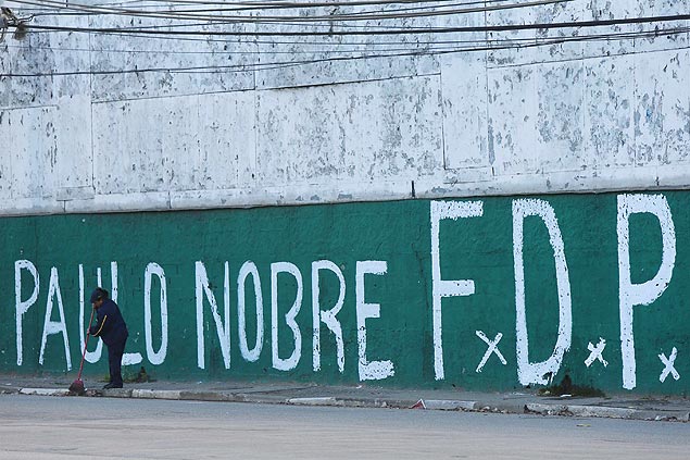 Muro da sede da TUP (Torcida Uniformizada do Palmeiras) amanhece pichado em protesto contra Paulo Nobre