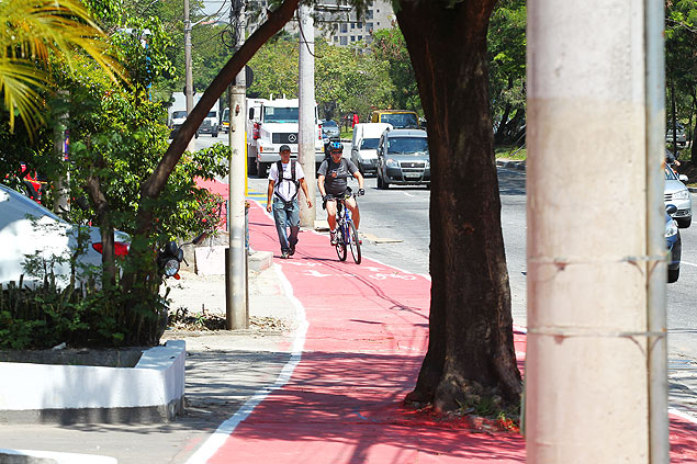 Com pedestres e bicicletas, ciclovia tem 'congestionamento' na cidade de So Paulo