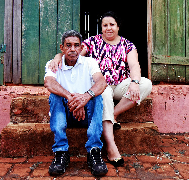 Antonio Tomaz, 56, com a mulher Maria Aparecida Tomaz, 47, moram na fazenda Cruzeiro, que tem internet
