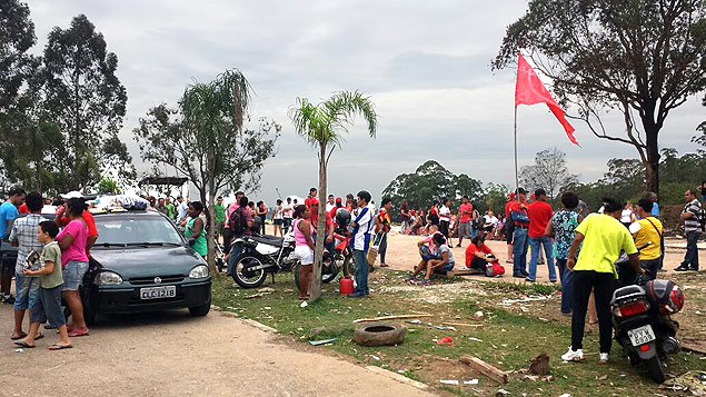 Concentrao dos sem-teto no terreno onde era a ocupao 'Copa do Povo'; grupo pede limpeza do local 