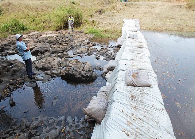 Barragem emergencial construda com sacos de areia no rio Canoas para o abastecimento de Franca