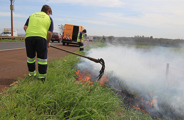 Funcionrio de concessionria apaga queimada s margens da rodovia Candido Portinari