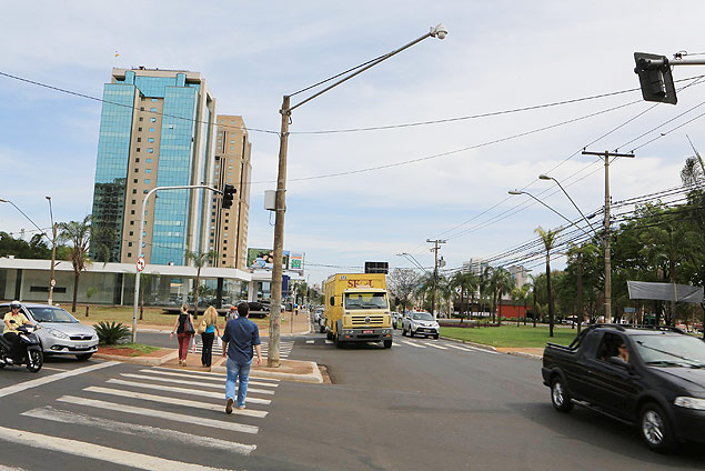 Cmera da Coderp monitora trnsito no cruzamento da Joo Fisa com Presidente Vargas, em Ribeiro
