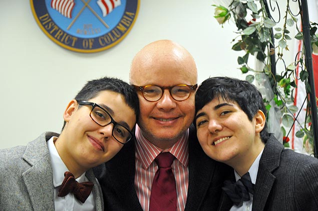 Marcelo Tas com o filho Luc (a esq) e Nick, também transexual, no dia do casamento deles em Washington (2012)