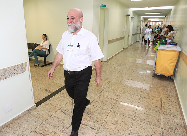 O secretrio da Sade de Ribeiro Preto, Stenio Miranda, caminha por corredor da UPA na manh desta tera-feira (7)