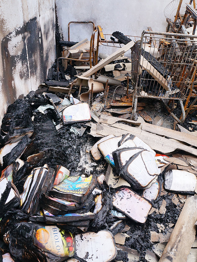 Escola  incendiada por criminosos na cidade de Navegantes (SC); onda de ataques no Estado j duram dez dias