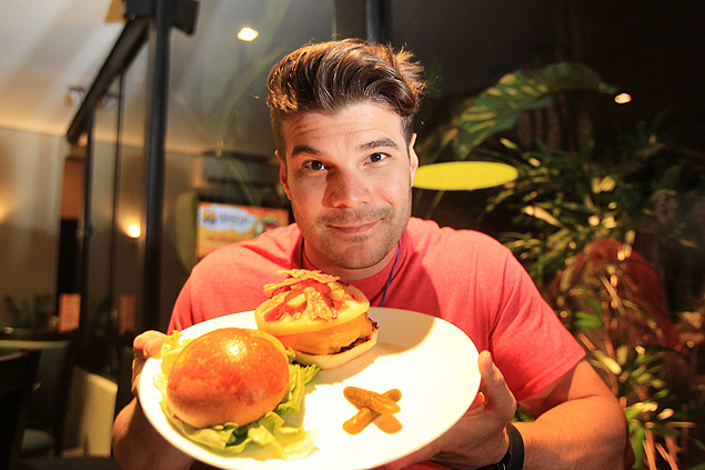 Joo Rangel, chef da Bendito Burger, mostra prato que deve ser oferecido em feira em Ribeiro Preto