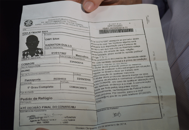 Funcionrio da Prefeitura de Cascavel mostra cpia de pedido de refgio feito por homem com suspeita de ebola