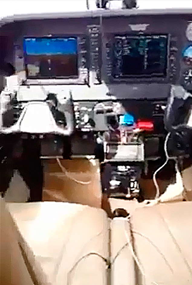 Vdeo mostra cabine de comando vazia enquanto o piloto est no banco de trs em avio