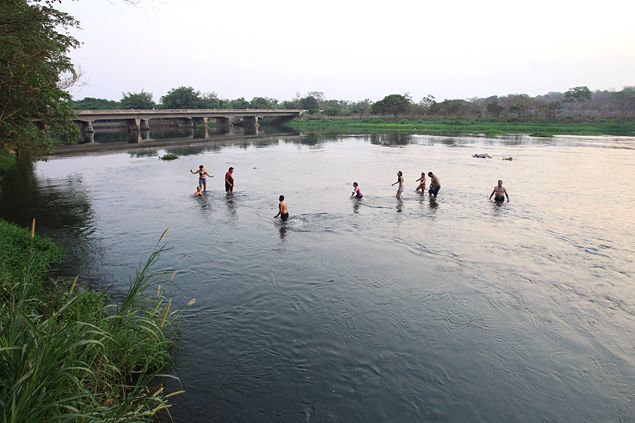 Banhistas se refrescam no rio Pardo, em Ribeiro Preto, na tarde desta sexta-feira (17)