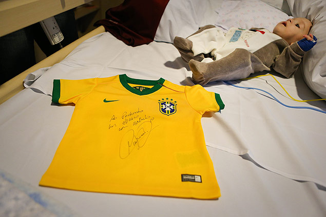 Camisa da seleo brasileira com autgrafo de Neymar, que foi doada  famlia do menino Pedrinho 
