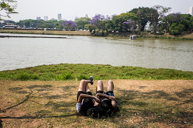 Pessoas descansam no parque Ibirapuera, em São Paulo, em dia de sol e tempo seco