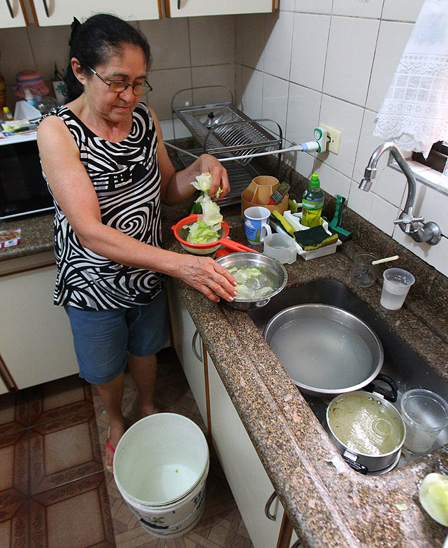 Moradora do Jaçanã, na zona norte, a costureira Lindalva Maria Dias, 64, utiliza técnicas aprendidas na Paraíba para ter água