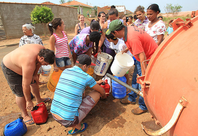 Moradores retiram gua de tanque levado por tratorista em Cajuru, na regio de Ribeiro Preto