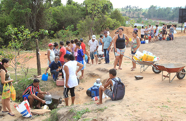 Moradores fazem fila para retirar gua de bica na cidade de Cajuru, na regio de Ribeiro Preto
