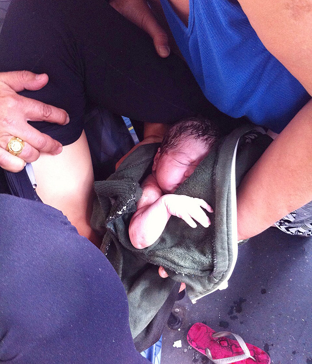Foto do nascimento de Layla ocorrido dentro de um nibus 