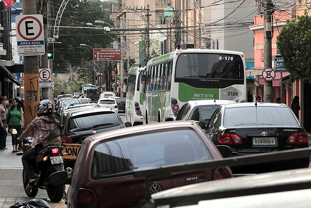 nibus 'dividem' espao com carros na rua Baro do Amazonas, no centro, onde faixa preferencial ser implantada