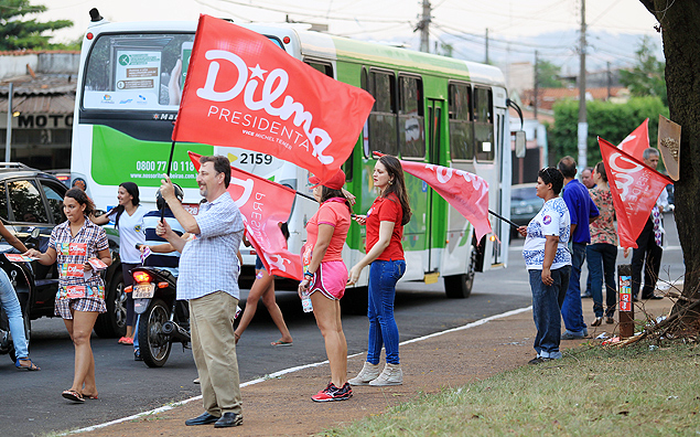 Militantes de Ribeiro em campanha para a presidente e candidata do PT, Dilma Rousseff