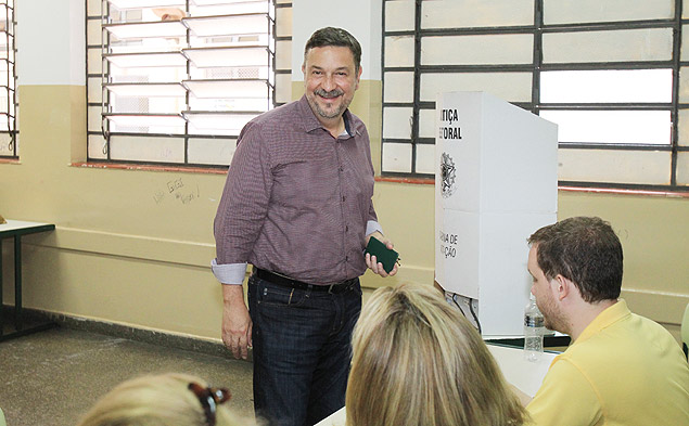 O ex-ministro Antonio Palocci Filho se prepara para votar em seo do colgio Otoniel Mota, em Ribeiro
